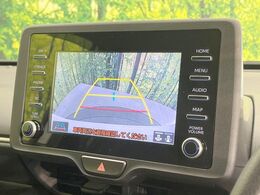 【バックカメラ】駐車時に後方がリアルタイム映像で確認できます。大型商業施設や立体駐車場での駐車時や、夜間のバック時に大活躍！運転スキルに関わらず、今や必須となった装備のひとつです！
