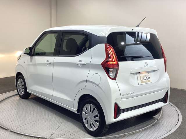 高い位置にコンビネーションランプを採用し、後続車からも見やすい位置になります。