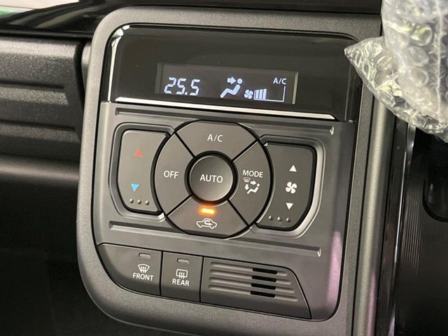 【オートエアコン】一度お好みの温度に設定すれば、車内の温度を検知し風量や温度を自動で調整。暑い…寒い…と何度もスイッチ操作をする必要はありません。快適な車内空間には必須の機能ですね♪