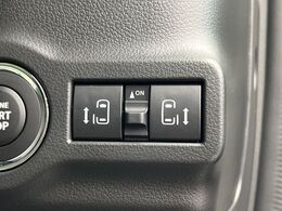 【両側パワースライドドア】スマートキーや運転席のスイッチで後席両側スライドドアの開閉が可能♪電動だから力を入れてドアを開ける必要が無く、小さなお子様でも簡単に開け閉めでき快適です♪