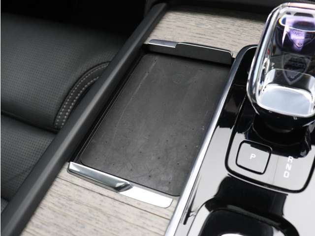 対応機種のスマートフォンを、トンネルコンソールの下のラバープレートに置いておくだけで充電可能。センターディスプレイの機能ビューを使用して、充電プレートのオンとオフを切り替えることができます。