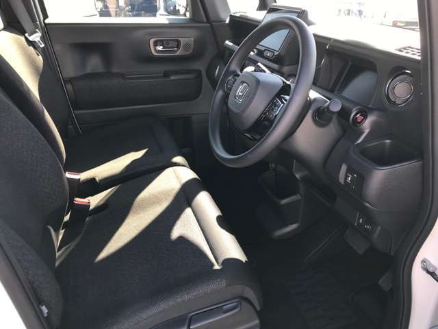 ゆったり、しっかりと座れるシートに運転席は高さ調節可能！シート位置の前後と高さ、レバーの上下左右の調節で自分にあったポジションを見つけることができます！