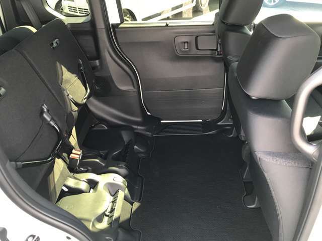 後部座席を跳ね上げるとさらに広く多くの荷物を乗せることができます！自転車も余裕で乗せれますよ！