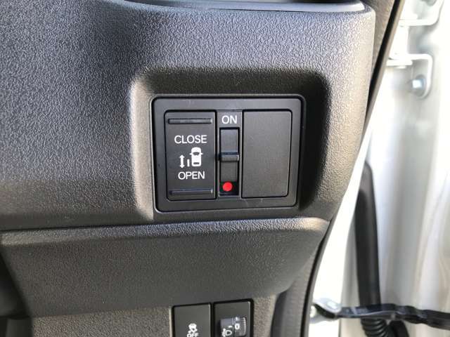 運転席からスイッチ1つでスライドドアを操作でき、荷物を持った方やお子様、お年寄りの乗り降りがとても楽になります！