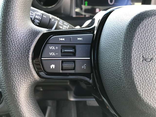 運転しながら手元でオーディオ操作ができます！ハンドルから手、目を放すことなく運転も安心です！