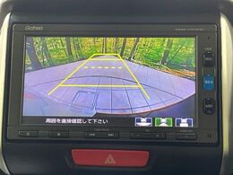【バックカメラ】駐車時に後方がリアルタイム映像で確認できます。大型商業施設や立体駐車場での駐車時や、夜間のバック時に大活躍！運転スキルに関わらず、今や必須となった装備のひとつです！