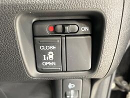 【パワースライドドア】スマートキーや運転席のスイッチでスライドドアの開閉が可能♪電動だから力を入れてドアを開ける必要が無く、小さいお子様でも、重い荷物を持っている時もラクに開け閉めできます♪