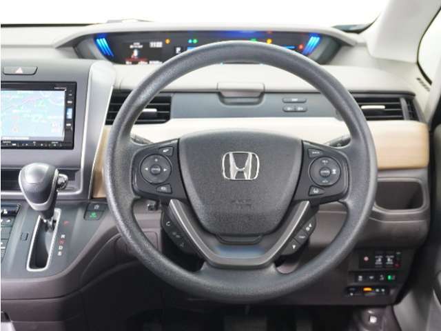 【Honda SENSING】 カメラ等装置で精度の高い検知能力を発揮、安全運転を支援します。ステアリング上のコントローラーに注目！