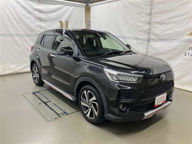 広々とした車内空間に優れた燃費性能。更にデザインも上質で人気のお車です！