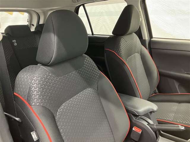 高いホールド性で運転姿勢が安定します。長距離ドライブでも疲れにくいのが魅力です。快適なドライビングライフをお送りください♪