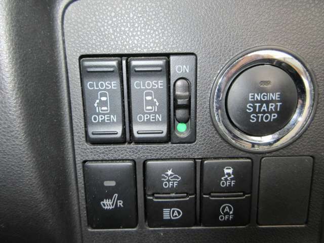 運転席から手の届きやすい位置にスイッチ類が付いており便利♪