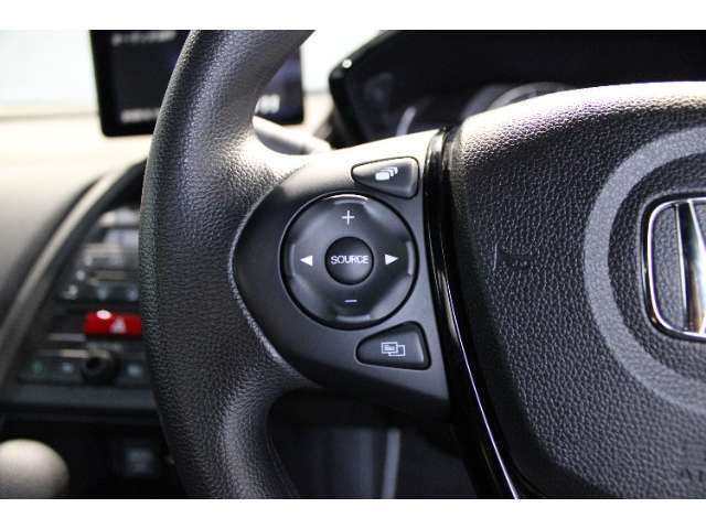 ハンドル左部にオーディオリモコンスイッチが装備されてます！手元で視界をそらさずにボリューム調整・モード切替・選局・曲順スキップなどが可能です！