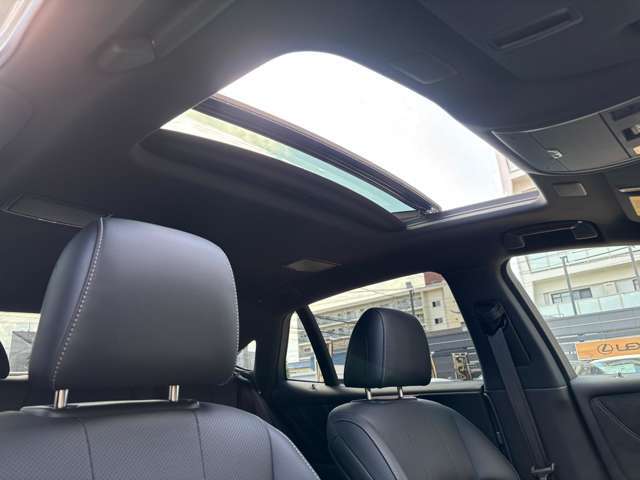 メーカーオプションのサンルーフ付き！（遠出のドライブに、開放感タップリ！車内も明るくなり、嫌な臭いもすぐに消臭できます！）