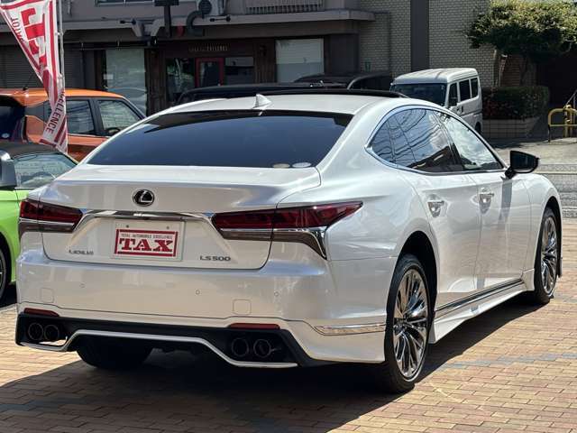 車両を仕入れ後は、まず外装の傷を確認します！修復歴の有無には該当しませんが、ボンネット・フェンダー・ドア・トランクを交換している車両は基本的には取扱い致しません！品質の高さはお約束致します！！