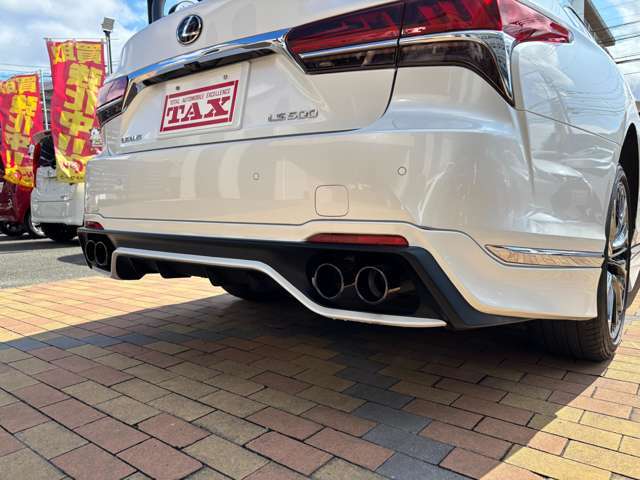 TRDスポーツマフラー＆リヤディフューザー付きです！4本出しマフラーがかっこいいですね♪
