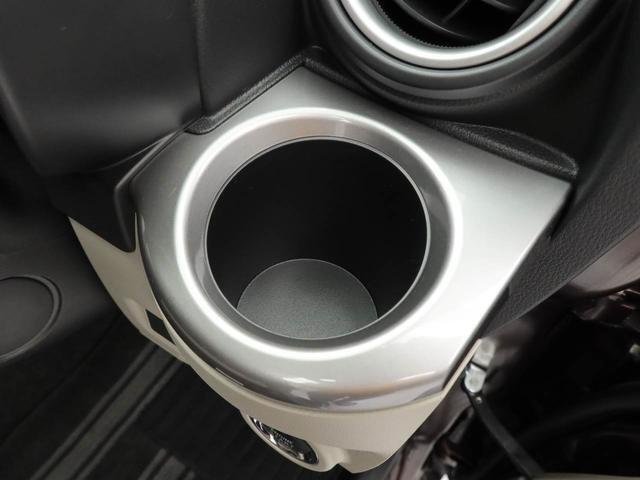 カップホルダーは運転席や助手席からちょうど手の届く位置です！！