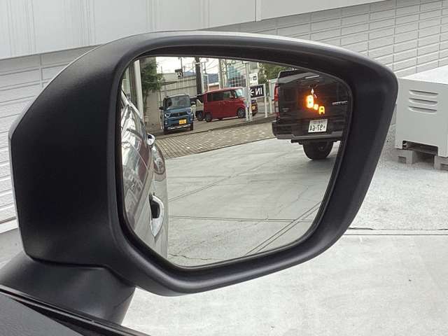 【後側方車両検知警報システム】斜め後方・隣レーンからの接近車両を検知し、ドアミラーインジケーターの点灯で存在を告知！その状態で車両のいる方にウインカーを出すと警報ブザーで注意を促します！