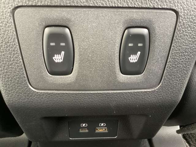 後席シートにもシートヒーターを装備！