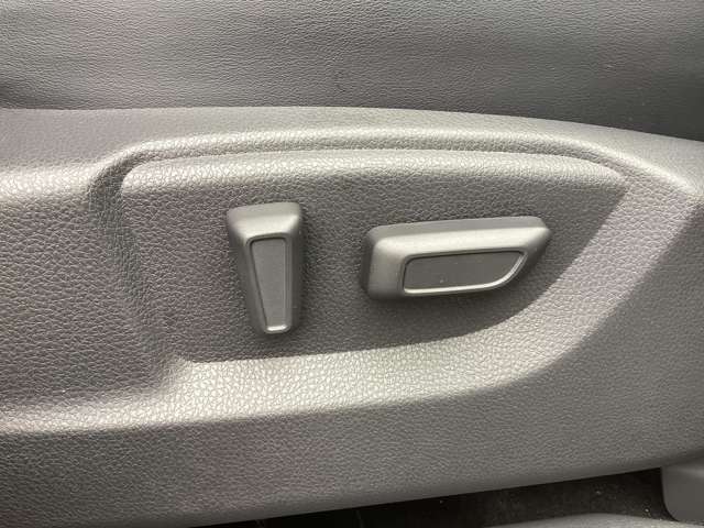 長時間運転していると肩や腰が痛くなる、少しでも楽な姿勢で運転するにはシートの調節は重要ですね！電動で微調整も可能なのでしっくりくるポジションに調節を！