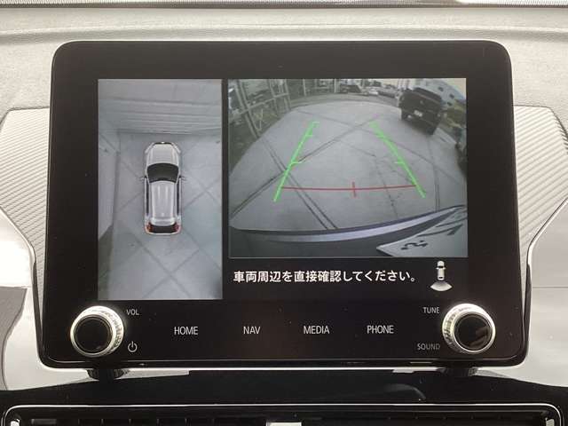 全方位モニターは4つのカメラで捉えた映像を合成して真上からの映像に見せて表示します。駐車場の白線も映るので真っすぐ駐車もしやすいですよ！