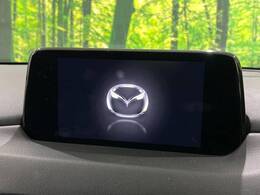 【マツダコネクトナビ】車内の雰囲気にマッチした一体型タイプのナビ。各種車輌設定やBluetooth再生等、様々な機能が楽しめます。直感的なダイヤル操作が可能で、使い勝手も良好です。
