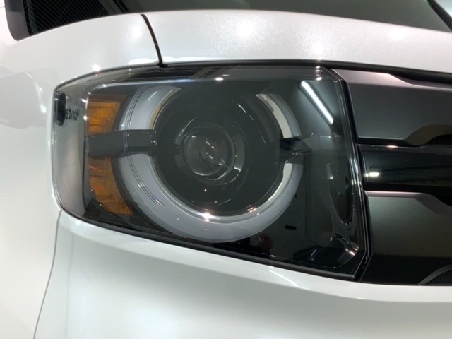 LEDヘッドライトは、点灯の瞬間から最大光量を発揮し、突然暗くなるトンネルなどでの安定感を高めます。