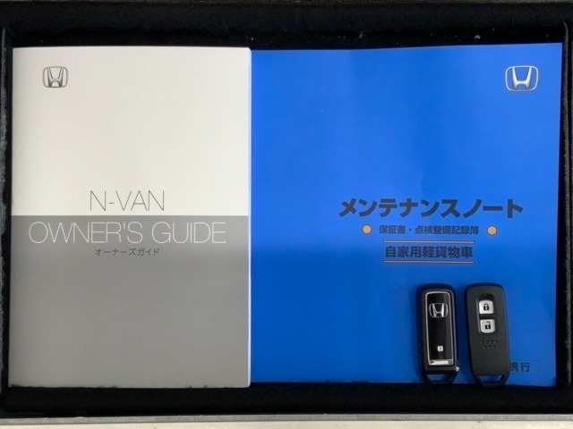 スマートキーは鍵をバッグに入れたままでもドアロックの開閉やエンジンのON・OFFができます。夜間や雨の日も鍵を探さなくて良いので便利です。