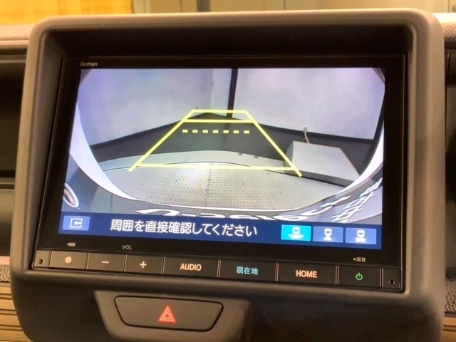 リバースギアに入れるだけで後方の表示へ切り替わります。夜間や雨の日の駐車も楽になりますよ。