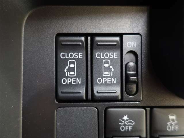 両側電動のスライドドアになります、開閉操作は運転席からでも可能です。