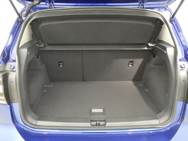 安全性と快適性を追求した、少し硬めのシート。 これは長時間の運転や渋滞などの状況でも、身体の疲労度が少ないことを求めたものです。