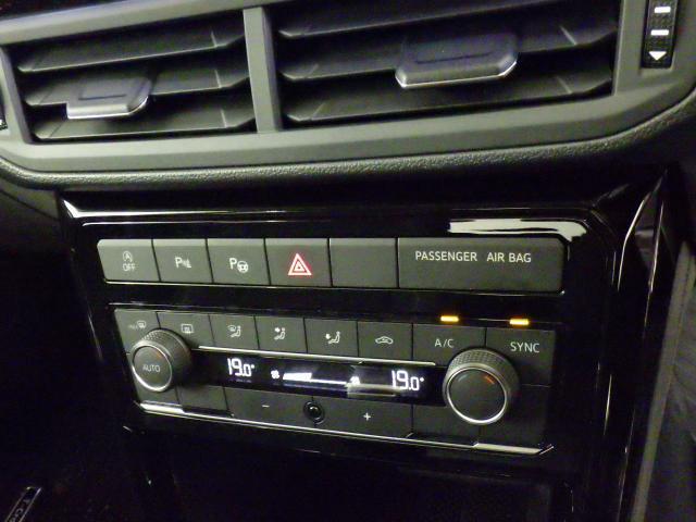 2ゾーンフルオートエアコン。運転席、助手席それぞれ独立して温度管理が可能です。花粉やダストを除去するフレッシュエアフィルターも装備され、クリーンな室内環境を保ちます。