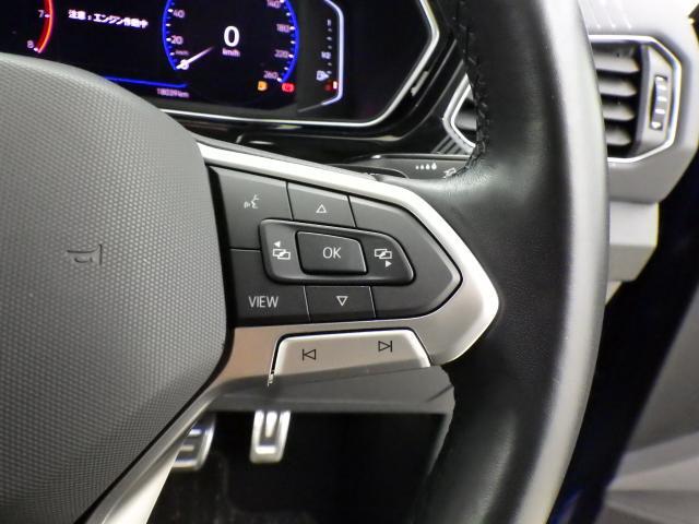 マルチファンクションスイッチつきの本革巻きステアリングは、より安全な長時間ドライブをサポートします。