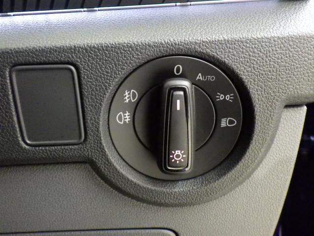 ダイヤル式のLEDヘッドライトスイッチ。オートライトも装備され、夕方やトンネルが続く道路でも手を煩わせません
