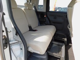 後部座席です。座席下に収納あります。