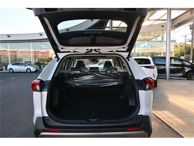 大人気RAV4ハイブリッド入荷しました！パノラマムーンルーフ・デジタルインナーミラー・純正ナビ＋TV・パノラミックビューモニター・詳細は当社HPをご覧ください！
