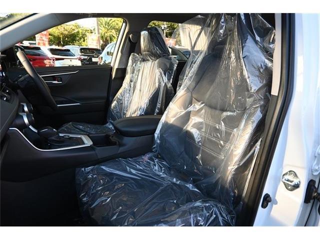 大人気RAV4ハイブリッド入荷しました！パノラマムーンルーフ・デジタルインナーミラー・純正ナビ＋TV・パノラミックビューモニター・詳細は当社HPをご覧ください！