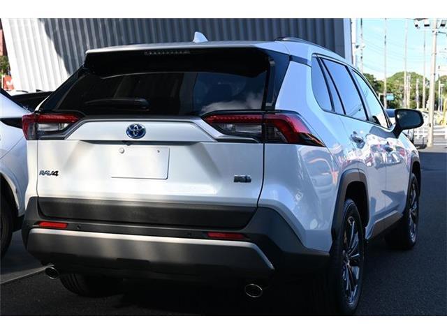 大人気RAV4ハイブリッド入荷しました！パノラマムーンルーフ・デジタルインナーミラー・純正ナビ＋TV・パノラミックビューモニター・詳細は当社HPをご覧ください！