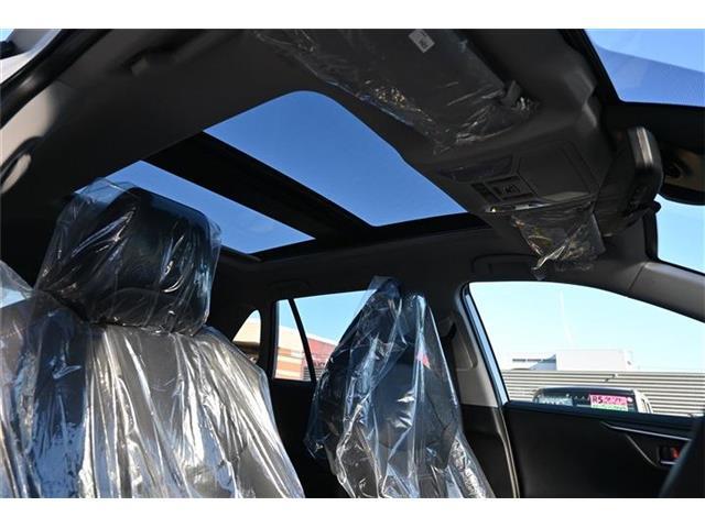 大人気RAV4ハイブリッド入荷しました！パノラマムーンルーフ・デジタルインナーミラー・純正ナビ＋TV・パノラミックビューモニター・詳細は当社HPをご覧ください！