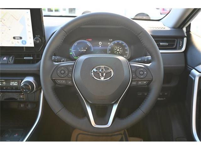 大人気RAV4ハイブリッド入荷しました！パノラマムーンルーフ・デジタルインナーミラー・純正ナビ＋TV・パノラミックビューモニター・詳細は当社HPをご覧ください！