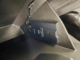 【ETC】有料道路を利用する際に料金所で停止することなく通過できる、ETC車載器（ノンストップ自動料金収受システム機器）が装備されています。セットアップを行うことで利用可能になります。