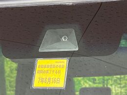 【ホンダセンシング】走行中に前方の車両等を認識し、衝突しそうな時は警報とブレーキで衝突回避と被害軽減をアシスト。より安全にドライブをお楽しみいただけます。
