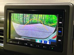 【バックカメラ】駐車時に後方がリアルタイム映像で確認できます。大型商業施設や立体駐車場での駐車時や、夜間のバック時に大活躍！運転スキルに関わらず、今や必須となった装備のひとつです！