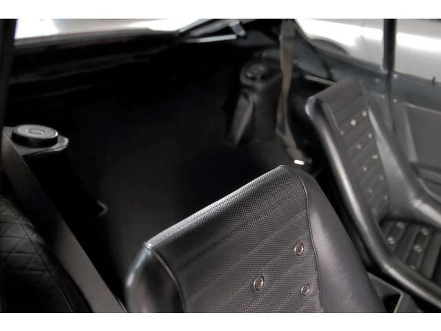 純正オプションバケットシート、フロアカーペット＆防音断熱材製作隙間無くインストール
