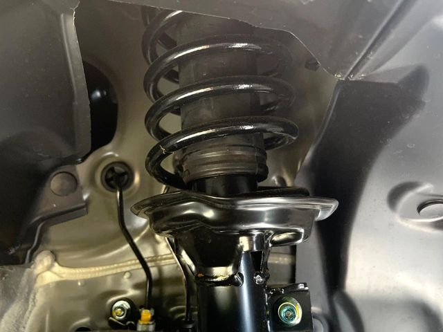 お車を安心してお乗りいただく為には、足回りの定期点検が欠かせません。サービスサポート（有償保証）では無料点検もご提供しており、安心のカーライフをお過ごしいただけるサポート体制が整っています。