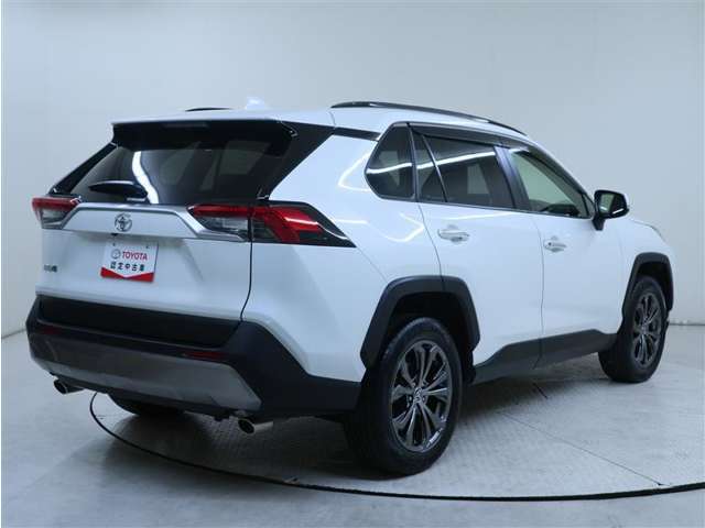 人気のRAV4は優れた走行性能に加え、さまざまなライフスタイルに合った使い方を可能にします。4WDなので悪路も平気です！