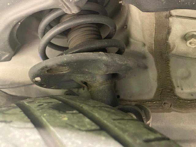 お車を安心してお乗りいただく為には、足回りの定期点検が欠かせません。サービスサポート（有償保証）では無料点検もご提供しており、安心のカーライフをお過ごしいただけるサポート体制が整っています。