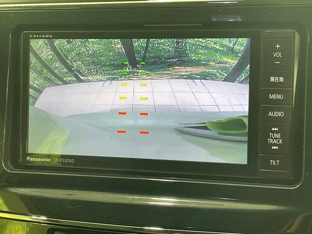 【バックカメラ】駐車時に後方がリアルタイム映像で確認できます。大型商業施設や立体駐車場での駐車時や、夜間のバック時に大活躍！運転スキルに関わらず、今や必須となった装備のひとつです！