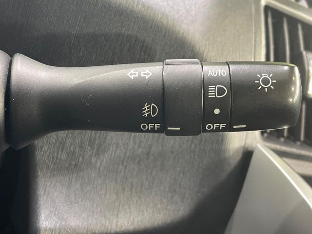 【オートライト】周りの明るさに応じて自動でヘッドライトの点灯・消灯ができる機能です！ライトの付け忘れ・消し忘れなどが無くなり、雨の日や夕方の走行も安心！トンネル通過時も便利ですね♪