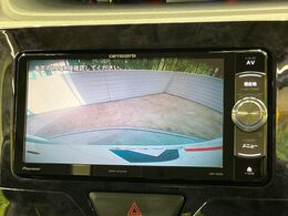 【バックカメラ】駐車時に後方がリアルタイム映像で確認できます。大型商業施設や立体駐車場での駐車時や、夜間のバック時に大活躍！運転スキルに関わらず、今や必須となった装備のひとつです！