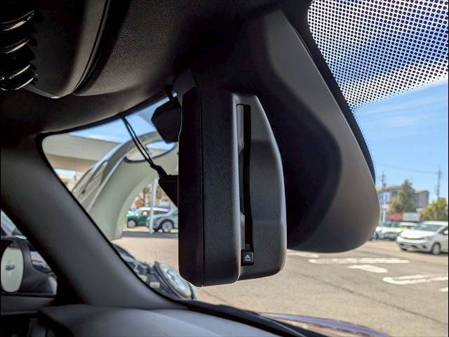 MINI純正のミラー一体型ETCが装備されております！ETC2.0対応で高速道路と自動車がリアルタイムで情報連携し、渋滞迂回ルートや安全運転をサポート！便利で快適なドライブを手助けします！